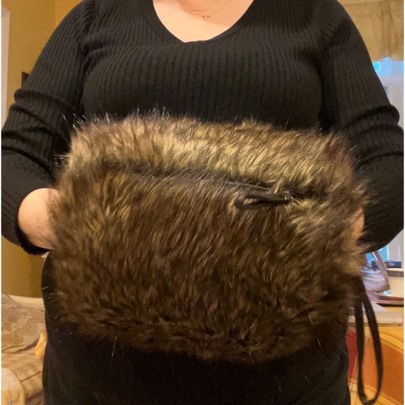Illusion Sherry Cassin Faux Fur Muff w Wristlet Strap & Zip Pocket for Cell etc - Picture 4 of 12